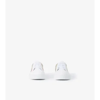 Adidași cu model în carouri și piele