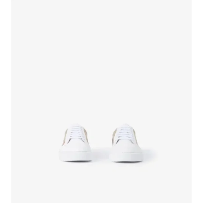 Adidași cu model în carouri și piele