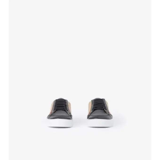 Adidași cu model în carouri și piele
