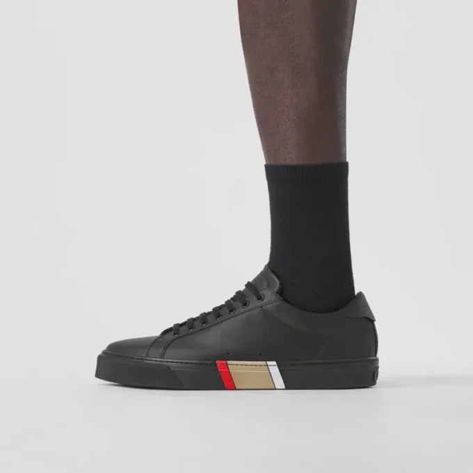 Adidași din piele cu detalii în dungi
