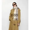 Eșarfă largă din cașmir cu model EKD Check și cusături încrucișate Eșarfă largă din cașmir cu model EKD Check și cusături încrucișate