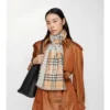 Eșarfă largă din lână și mătase cu model EKD Check Eșarfă largă din lână și mătase cu model EKD Check