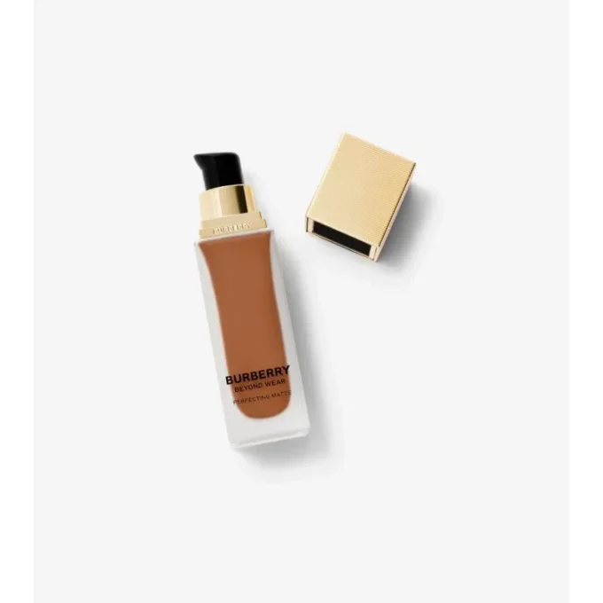 Fond de ten mat perfecționant Beyond Wear – 120 Deep Neutral Fond de ten mat perfecționant Beyond Wear – 120 Deep Neutral