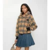 Jachetă scurtă cu glugă din fleece în carouri Jachetă scurtă cu glugă din fleece în carouri