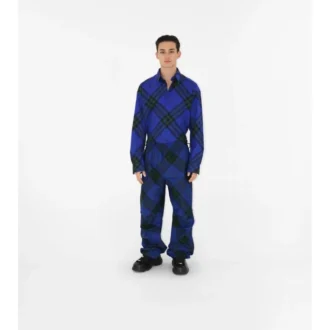 Pantaloni cu model în carouri