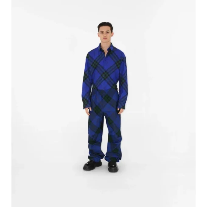 Pantaloni cu model în carouri