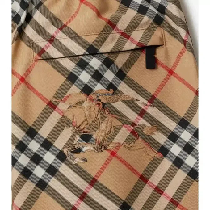 Pantaloni scurți în carouri