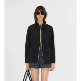 Parka scurtă din nailon cu bandă în carouri Parka scurtă din nailon cu bandă în carouri